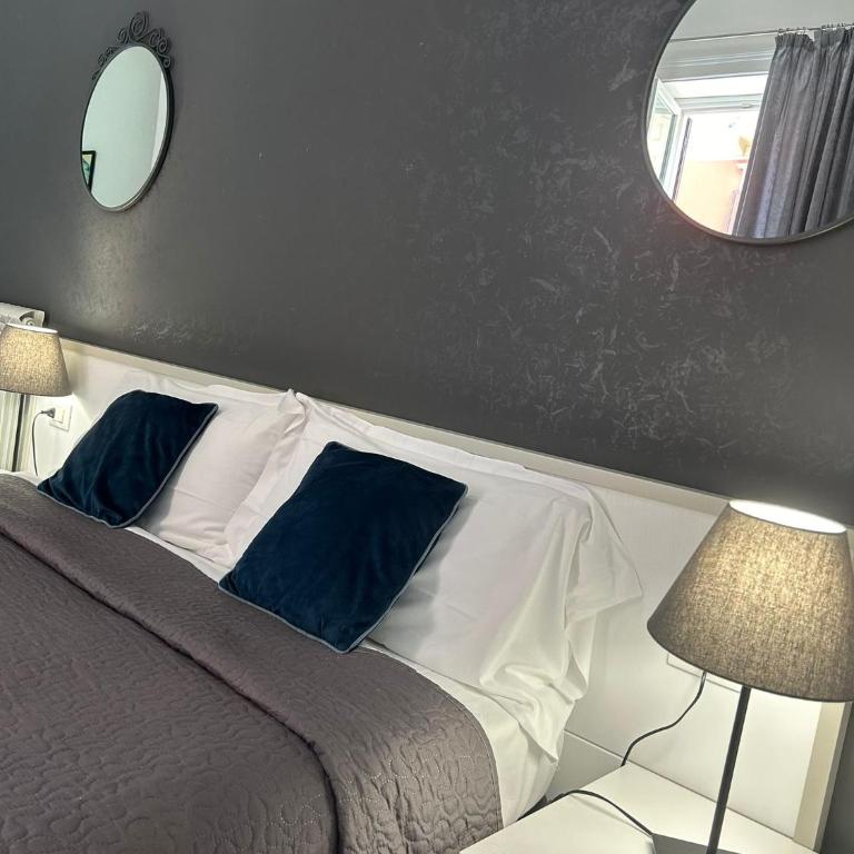 Amarillo - Double Room with Private Bathroom - 19