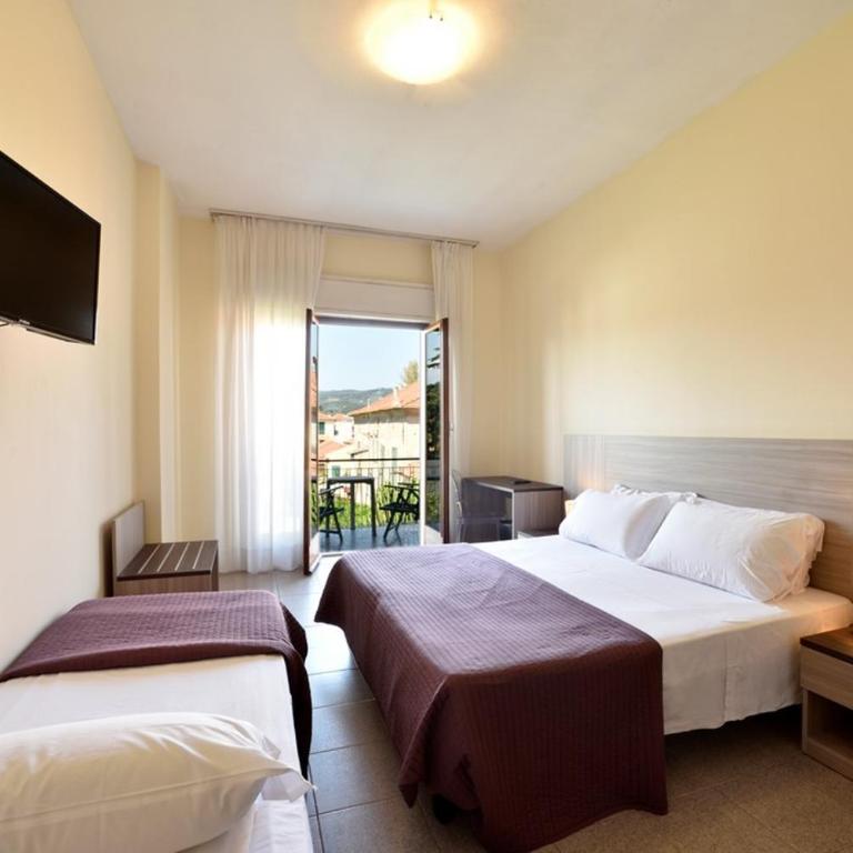 Hotel Diano Marina Mhotelsgroup - Habitación Cuádruple Clásica - 4