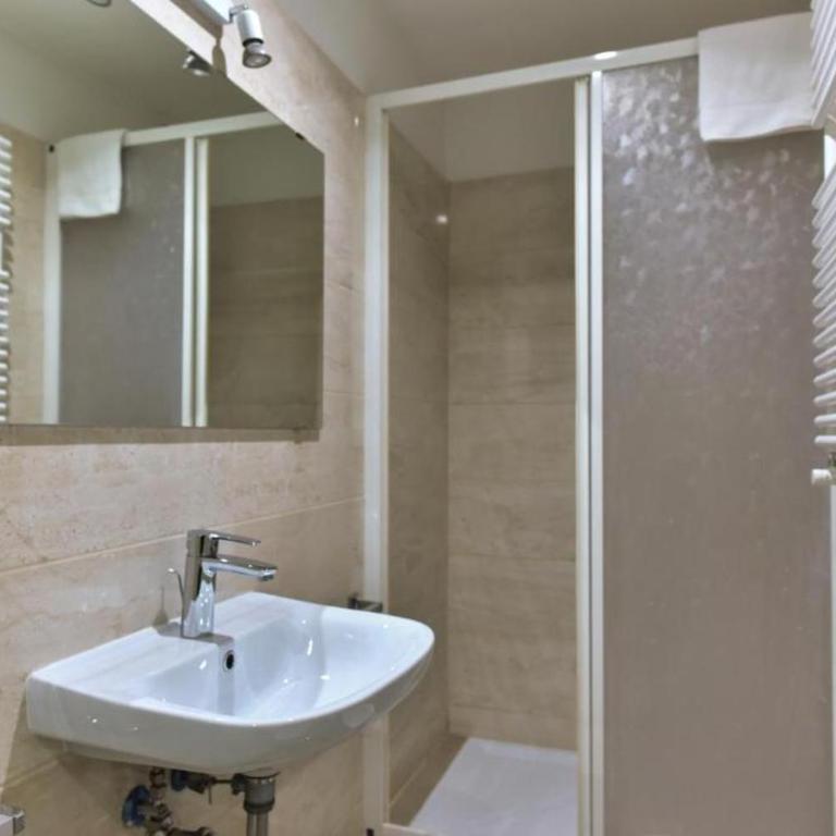 Best Rooms Termini - Camera Quadrupla con Bagno Privato - 3