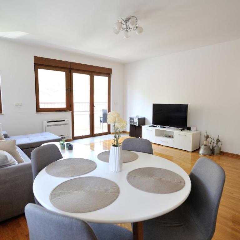 Captain's Luxury Apartments - One-Bedroom Apartment - 2