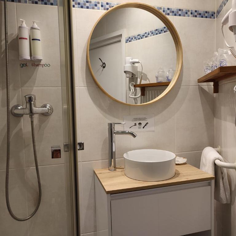 Hotel Cap d'Or - Children only from 14 years old - Habitación Familiar con vista lateral al mar - 6