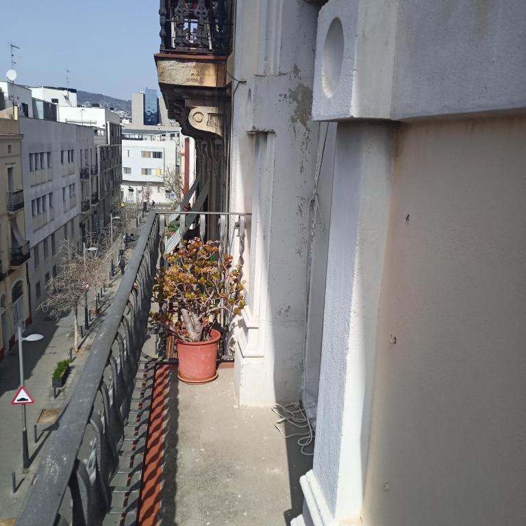 Fira Plaza España Apartment 3ʳᵈ Floor Balcony - Three-Bedroom Apartment - 20