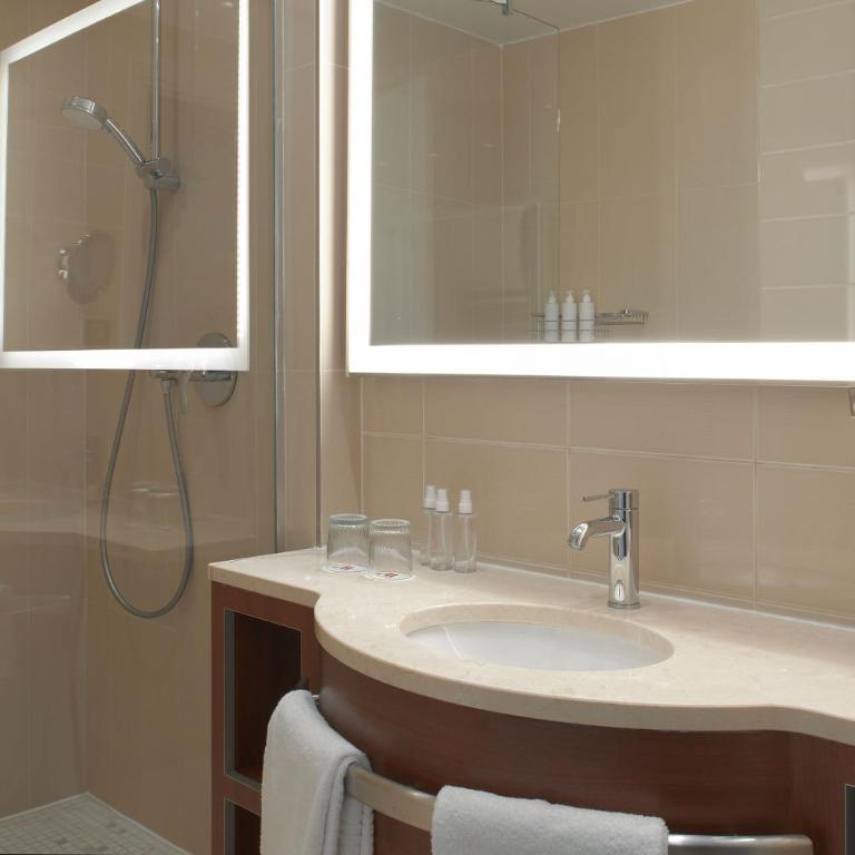 Paris Marriott Opera Ambassador Hotel - Chambre Deluxe Lit King-Size - 8