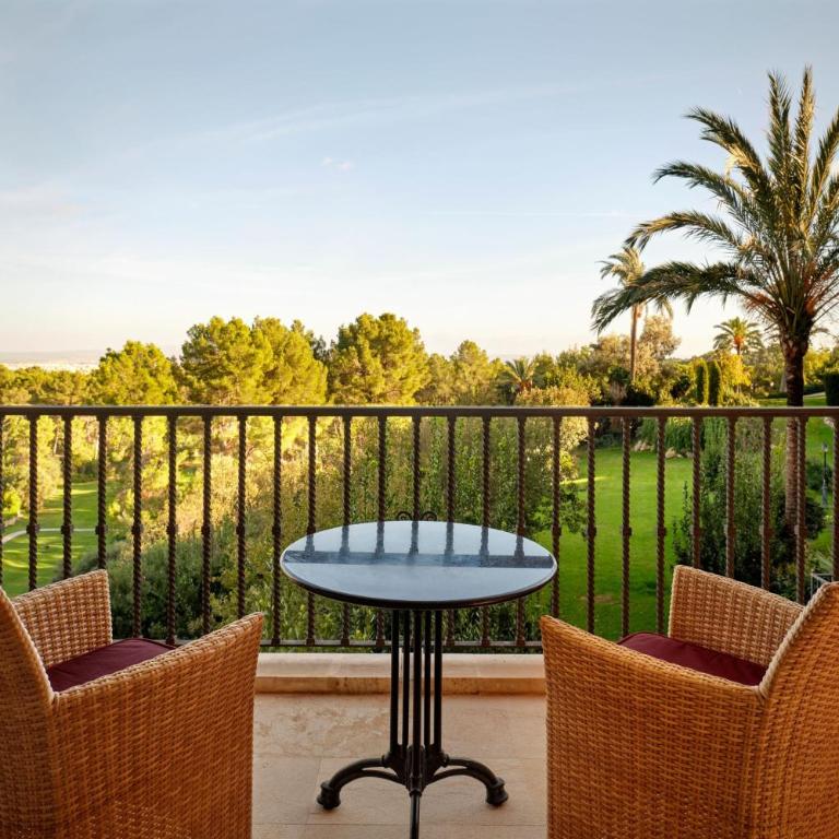 Castillo Hotel Son Vida-Adults Only, a Luxury Collection Hotel, Mallorca - Deluxe Zimmer Terrace mit Kingsize-Bett, Balkon und Gartenblick - 6