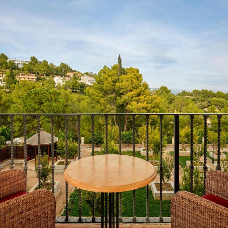 Castillo Hotel Son Vida-Adults Only, a Luxury Collection Hotel, Mallorca - Classic Zimmer Terrace mit Queensize-Bett, Balkon und Gartenblick - 4