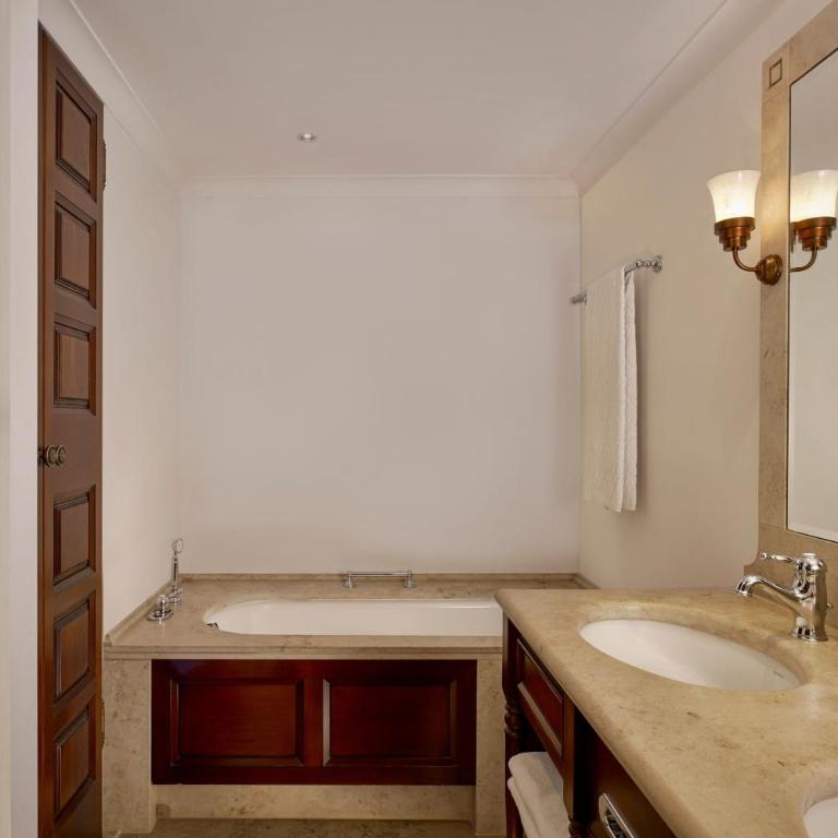 Castillo Hotel Son Vida-Adults Only, a Luxury Collection Hotel, Mallorca - Classic Zimmer mit Queensize-Bett und Gartenblick - 7
