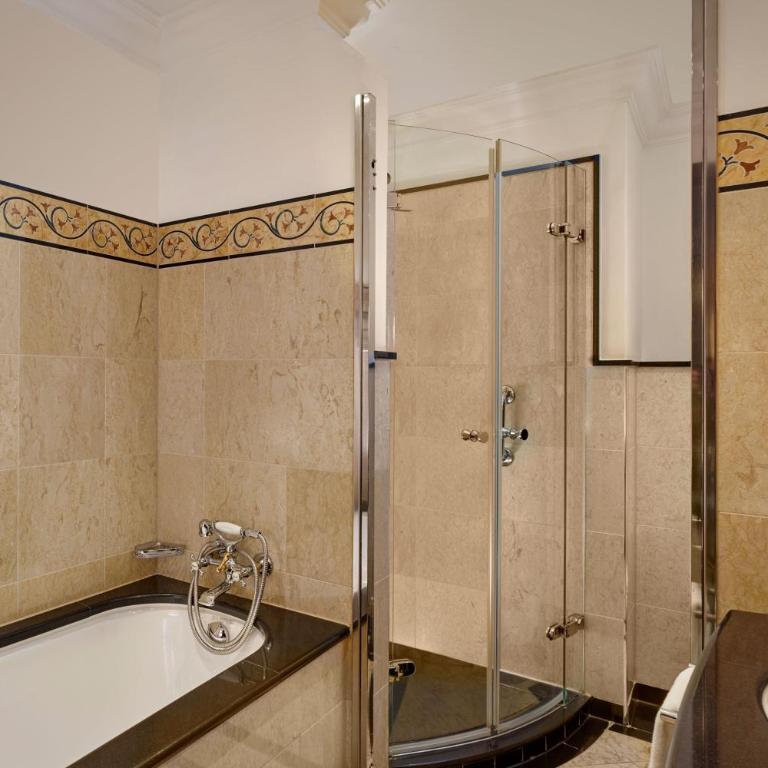 Castillo Hotel Son Vida-Adults Only, a Luxury Collection Hotel, Mallorca - Classic Zimmer Terrace mit Queensize-Bett, Balkon und Gartenblick - 5