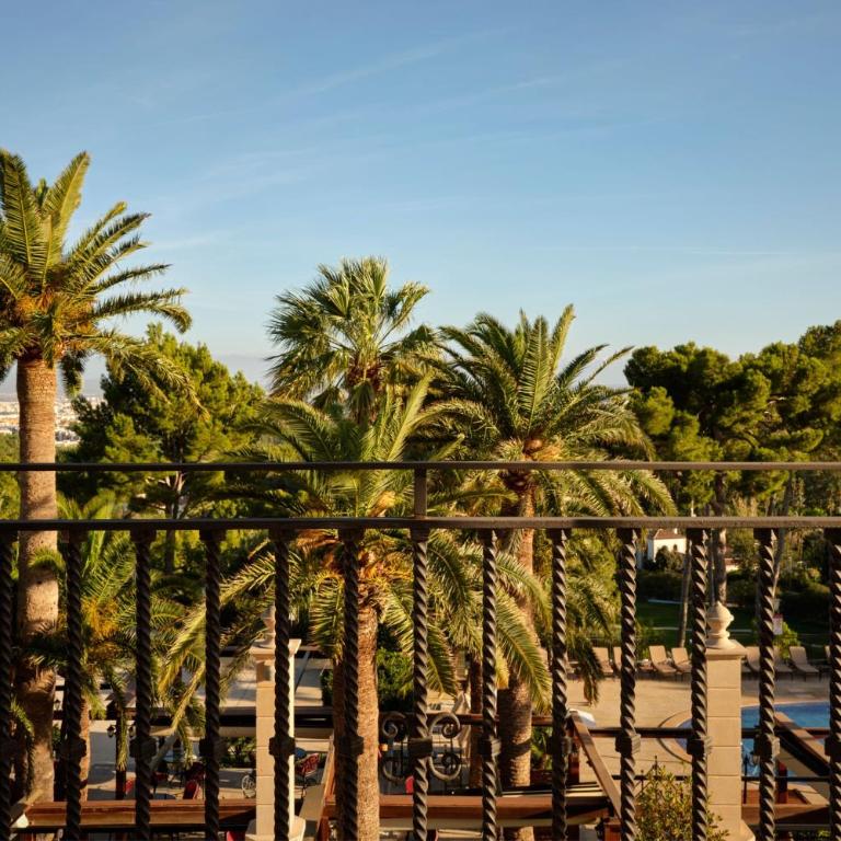 Castillo Hotel Son Vida-Adults Only, a Luxury Collection Hotel, Mallorca - Classic Suite mit Balkon und Blick auf das Resort - 10