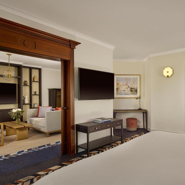 Castillo Hotel Son Vida-Adults Only, a Luxury Collection Hotel, Mallorca - Deluxe Suite mit Kingsize-Bett, Balkon und Meerblick - 3