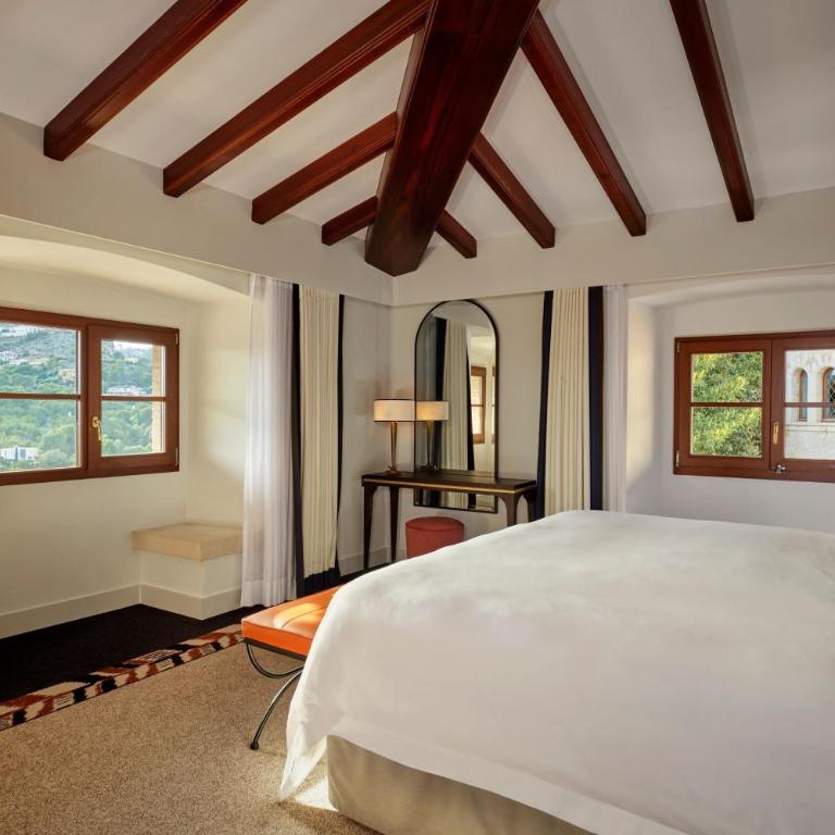 Castillo Hotel Son Vida-Adults Only, a Luxury Collection Hotel, Mallorca - Classic Suite mit Balkon und Blick auf das Resort - 6