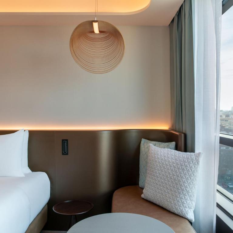Labtwentytwo Barcelona, a Tribute Portfolio Hotel by Marriott - King Room with City View - 6