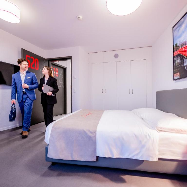 "The Freddie Mercury" Hotel - Deluxe Doppelzimmer mit Balkon - 4