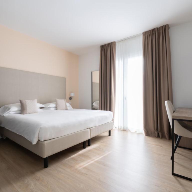 Hotel Excelsior - Deluxe Double with Balcony Lateral Sea View - 1