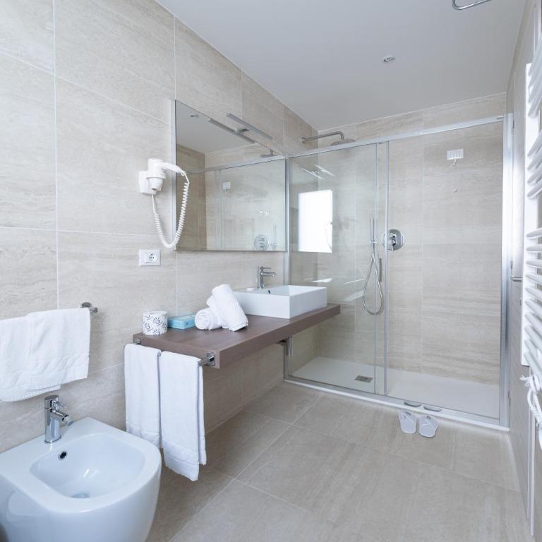 Hotel Excelsior - Deluxe Double with Balcony Lateral Sea View - 2