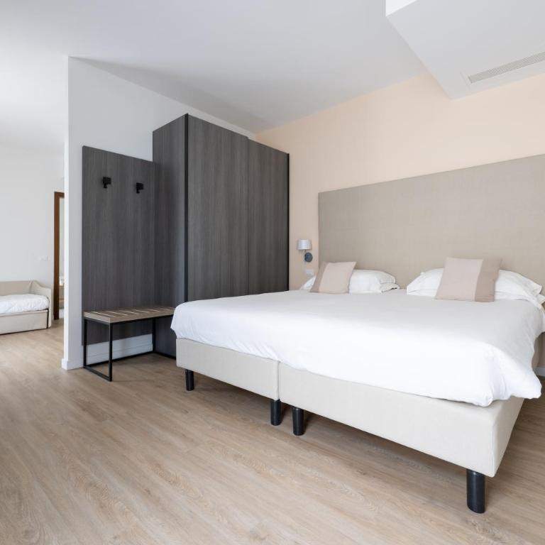 Hotel Excelsior - Family Room with Balcony Lateral Sea View - 1