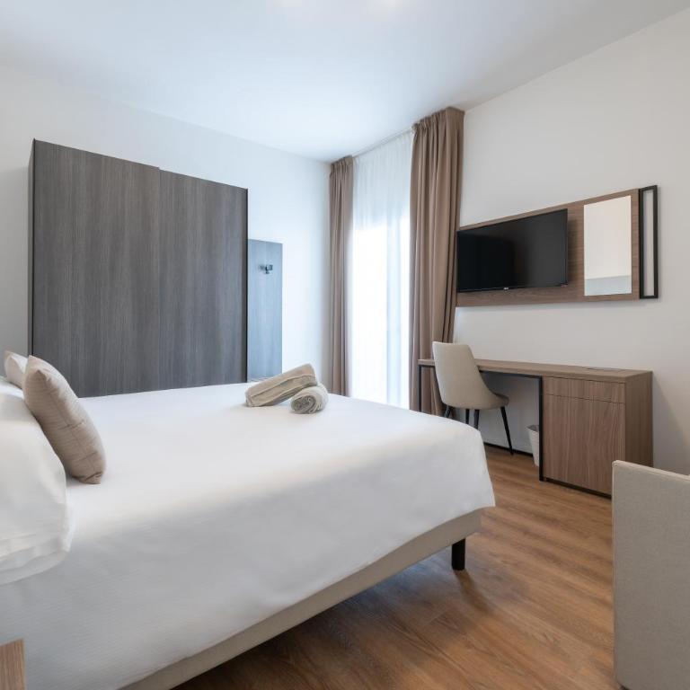 Hotel Excelsior - Deluxe Triple Room with Balcony Lateral Sea View - 2