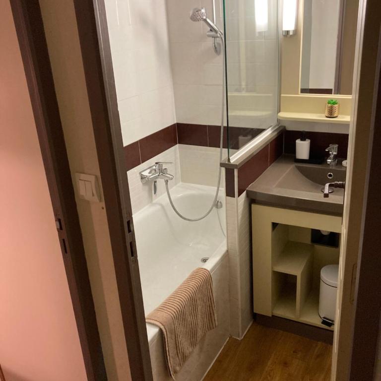 CAP ESTEREL AGAY SAINT RAPHAEL VUE COEUR DU SITE PISCINE GOLF MER Studio 4 personnes chez Magali - Appartement 1 Chambre - 14