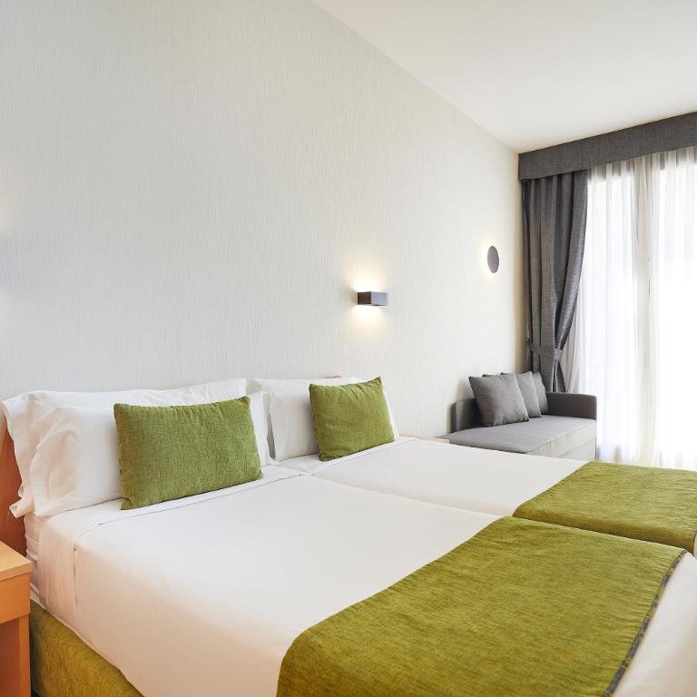 Flor Parks - Twin Room with Balcony and City View - 2