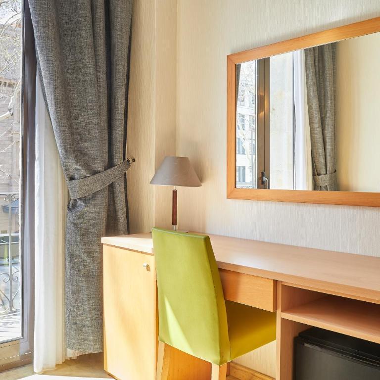 Flor Parks - Twin Room with Balcony and City View - 3