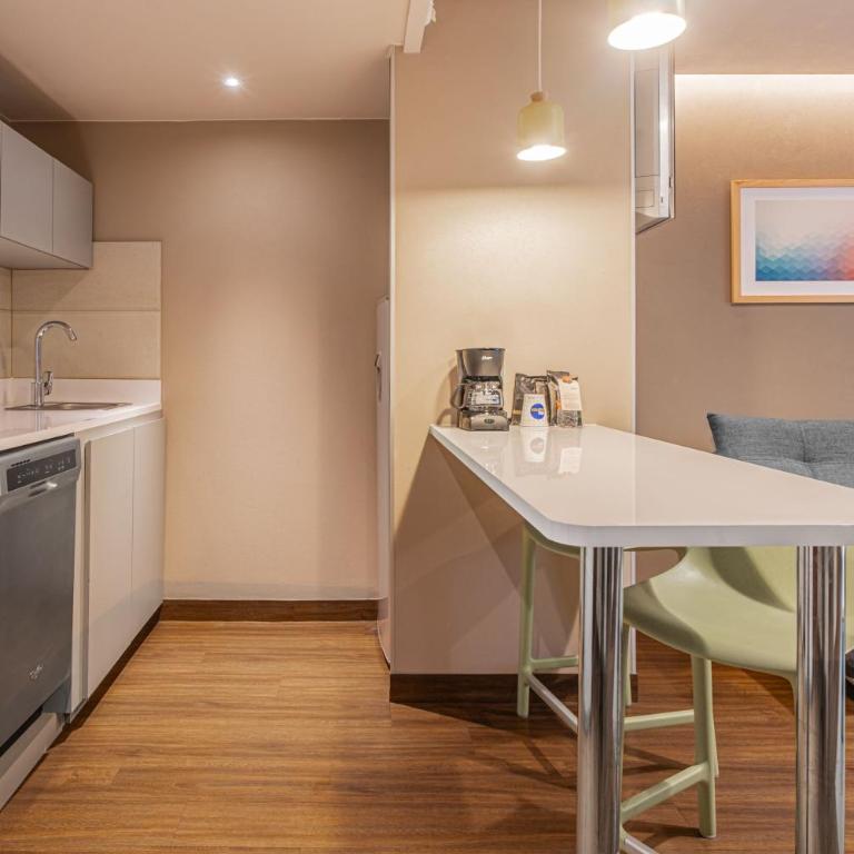 City Express Suites by Marriott Queretaro - Junior Suite with Sofa Bed - King Size Bed - 1