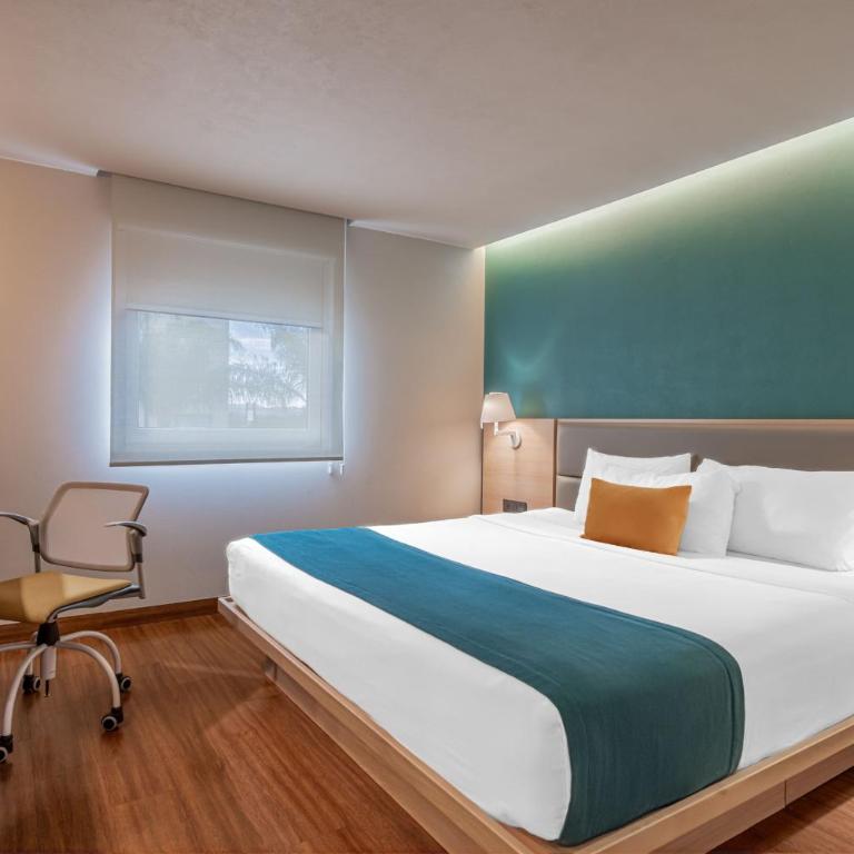 City Express Suites by Marriott Queretaro - Junior Suite with Sofa Bed - King Size Bed - 2