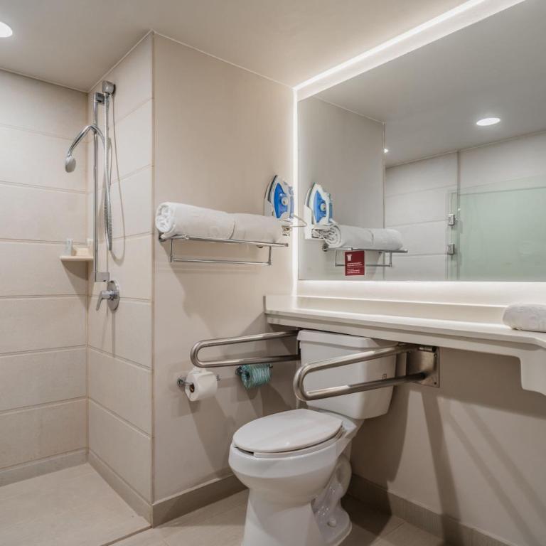 City Express Suites by Marriott Queretaro - King Suite with Sofa Bed - 4