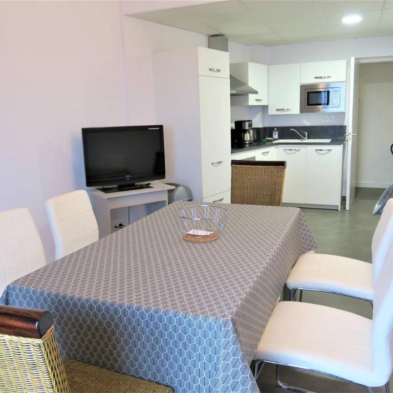 Appartement 6 pers avec WIFI, vue sur mer et le port à PERROS-GUIREC - Réf 821 - Three-Bedroom Apartment - 4