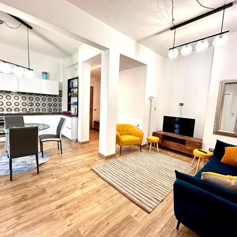 Lombardo's Family - Free Private Parking 700m from the station! - Two-Bedroom Apartment - 3
