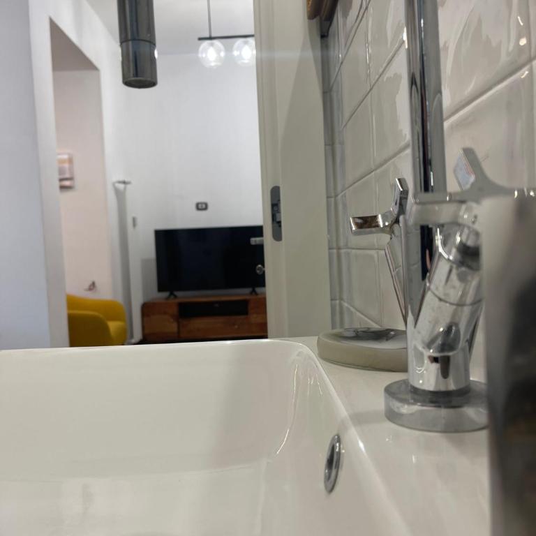Lombardo's Family - Free Private Parking 700m from the station! - Two-Bedroom Apartment - 12