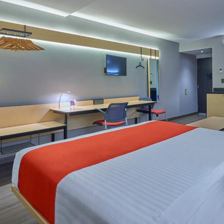 City Express by Marriott Tijuana Otay - Superior King Room with Sofa Bed - 2
