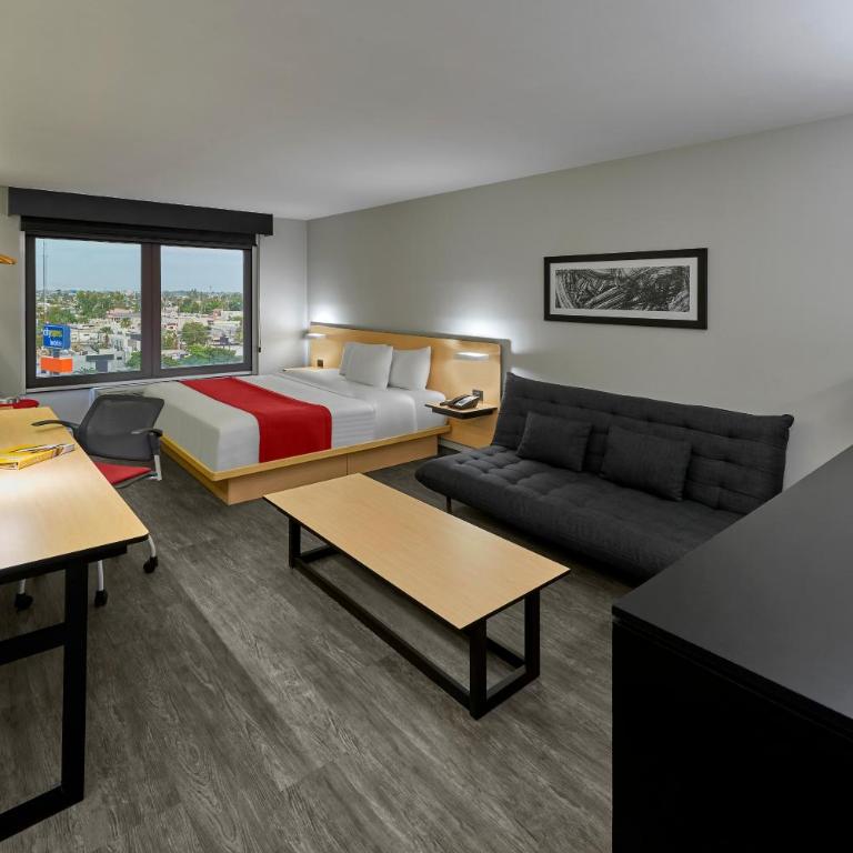 City Express by Marriott Monterrey Aeropuerto - Superior Queen Room with Sofa Bed - 1
