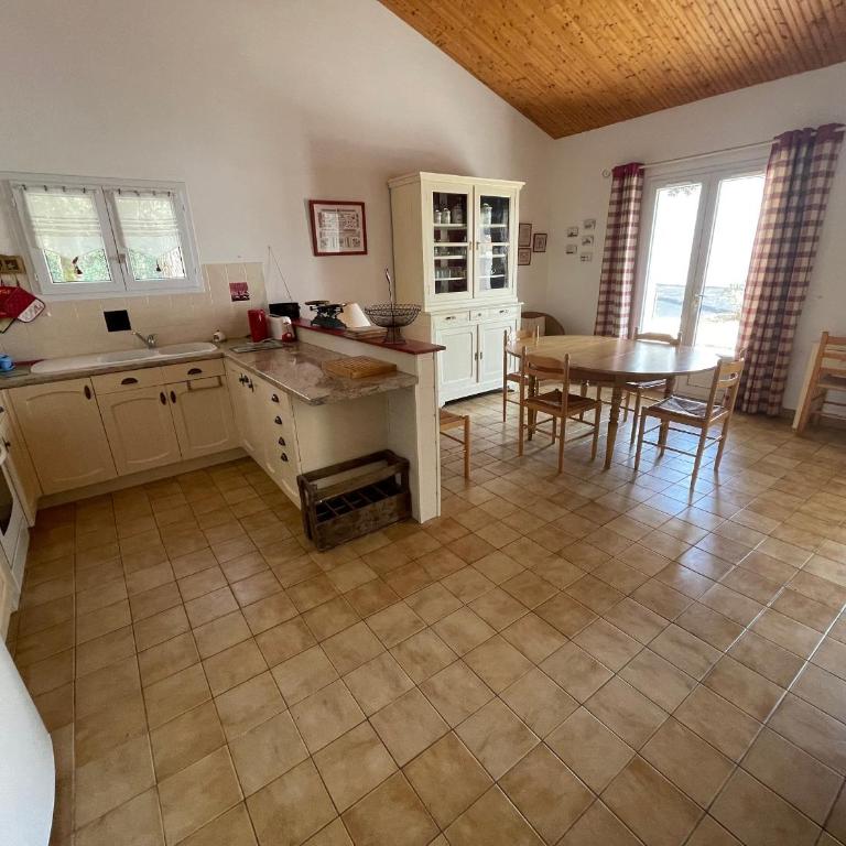 Maison familiale au cœur des pins avec jardin, proche plage, animaux acceptés, 700m de la côte. - FR-1-22-363 - Casa - 8