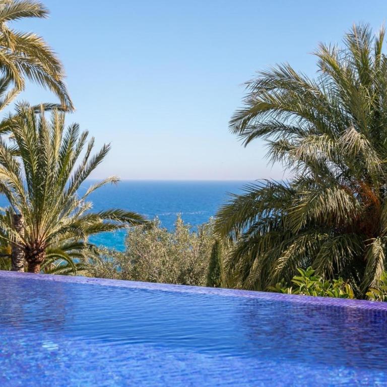 Designvilla with breathtaking view for 14 guests - Villa - 29