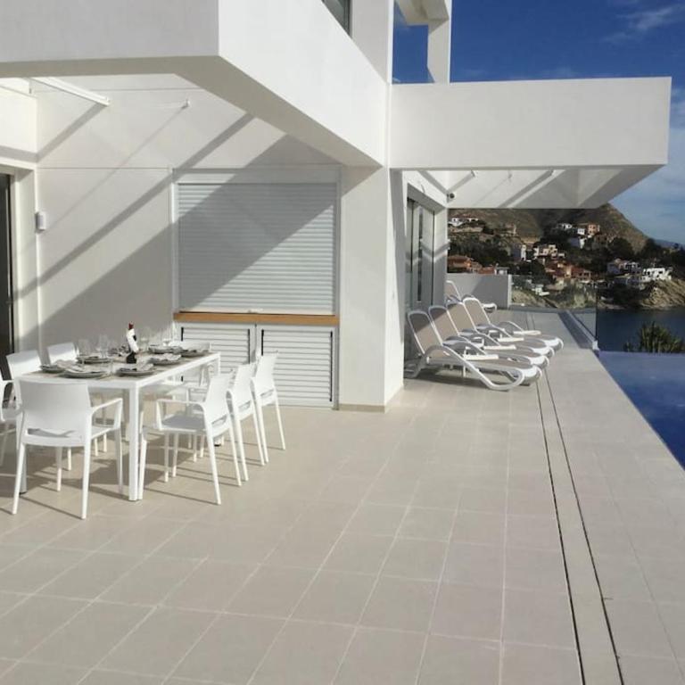 Designvilla with breathtaking view for 14 guests - Villa - 32