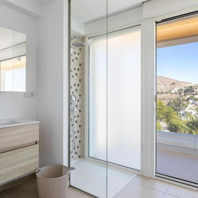 Designvilla with breathtaking view for 14 guests - Villa - 25