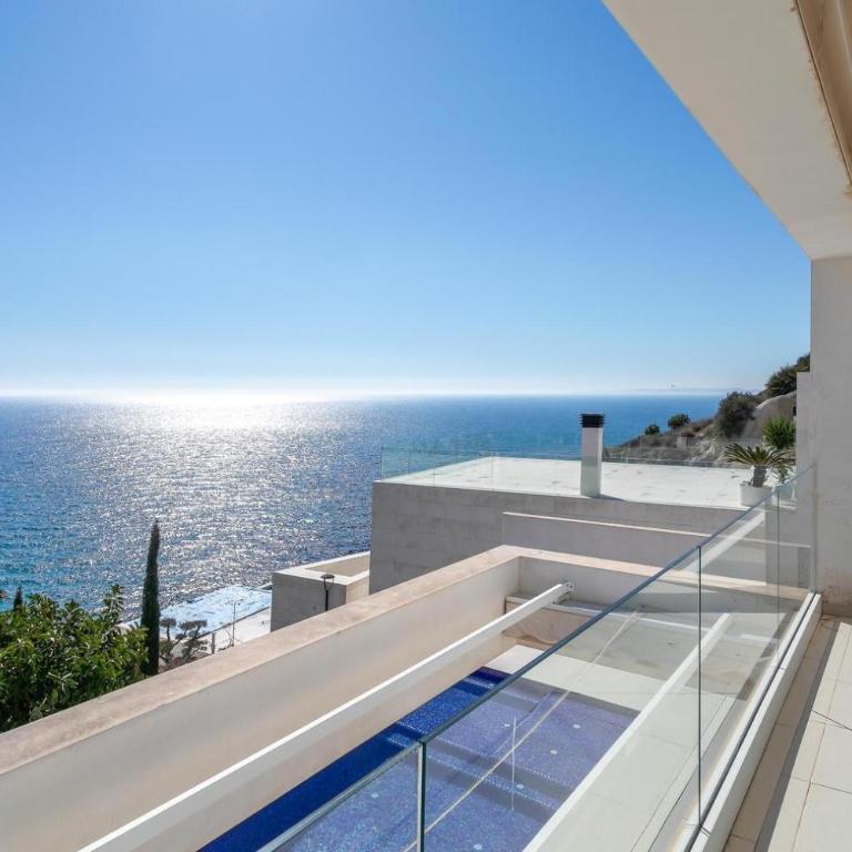Designvilla with breathtaking view for 14 guests - Villa - 22
