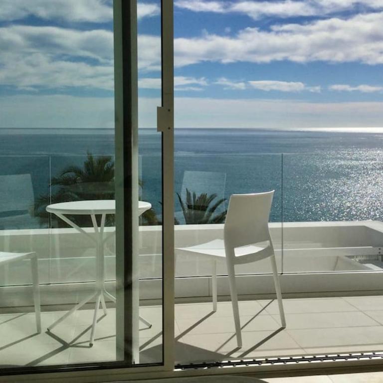 Designvilla with breathtaking view for 14 guests - Villa - 23