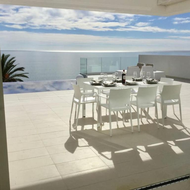 Designvilla with breathtaking view for 14 guests - Villa - 42