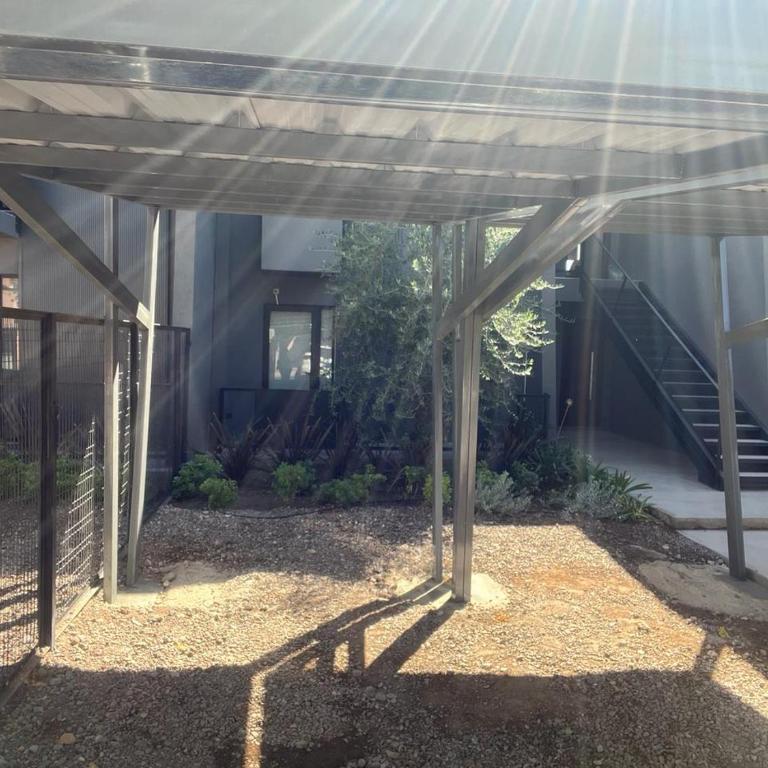 Depto del Bosque, 4 personas, patio, cochera cubierta ,parrilla - Apartamento de 1 dormitorio - 17
