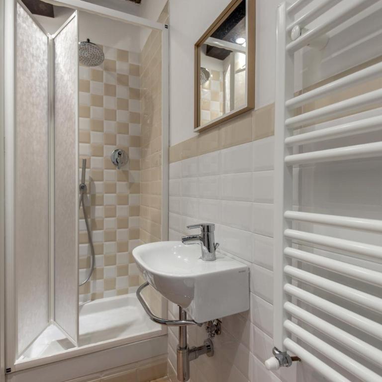 Friends Of Florence - Double Room with Private External Bathroom - 9