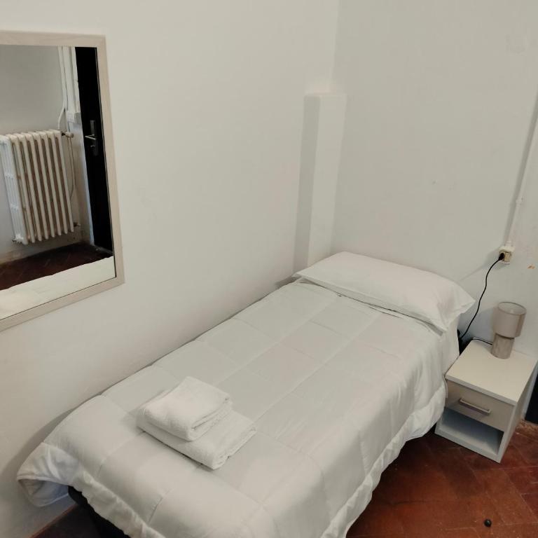 Hotel & Hostel 7 - Single Room with Shared Bathroom - 3