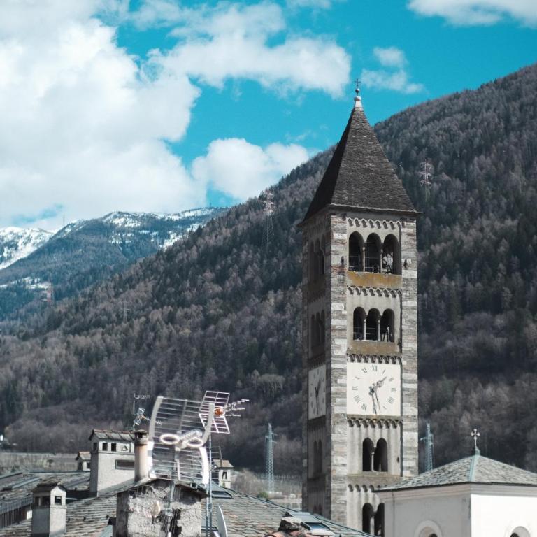 PENTHOUSE CON VISTA - 6 min walk to Bernina Express - Three-Bedroom Apartment - 8