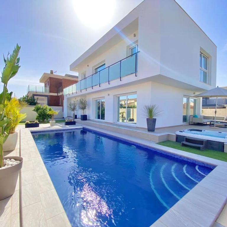 Casa Bella ~ Luxurious Villa in Alicante - Three-Bedroom Villa - 1