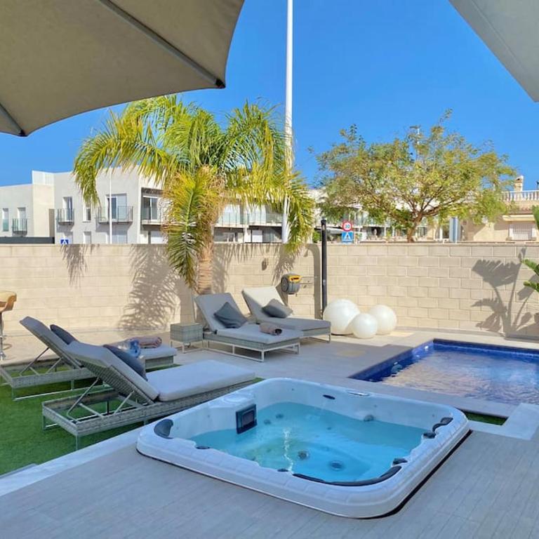 Casa Bella ~ Luxurious Villa in Alicante - Three-Bedroom Villa - 22