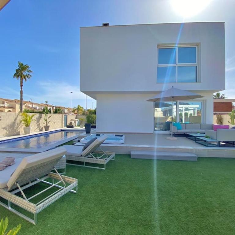Casa Bella ~ Luxurious Villa in Alicante - Three-Bedroom Villa - 31