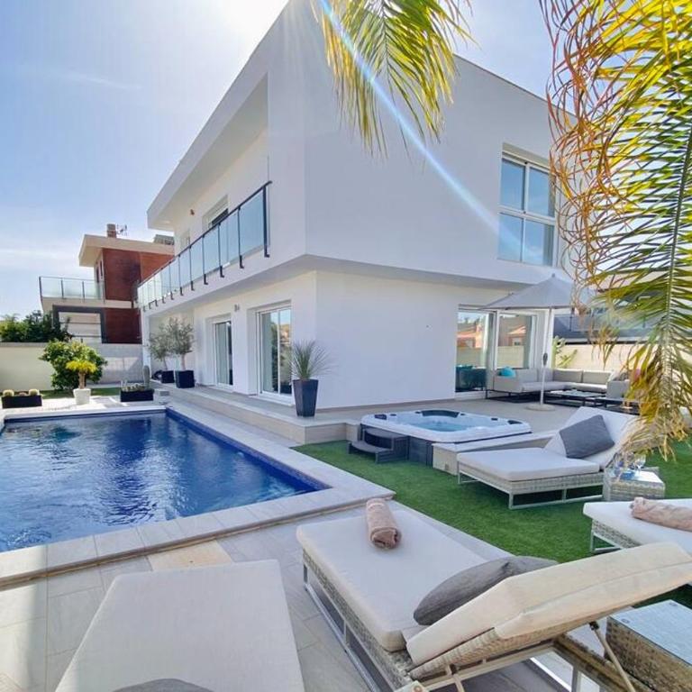 Casa Bella ~ Luxurious Villa in Alicante - Three-Bedroom Villa - 51