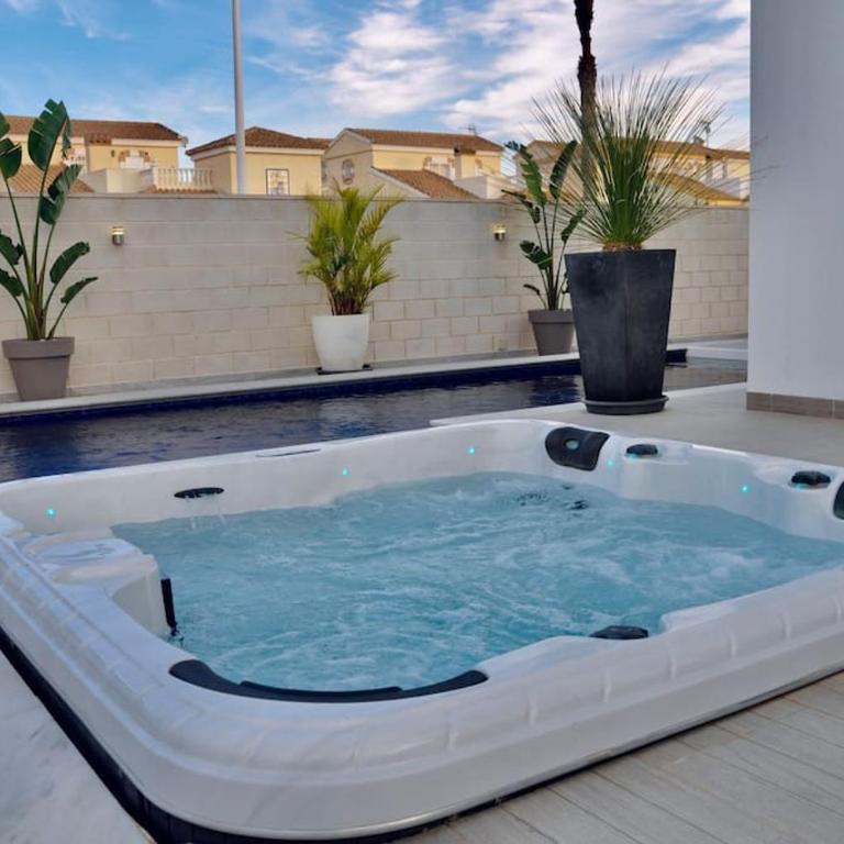Casa Bella ~ Luxurious Villa in Alicante - Three-Bedroom Villa - 56