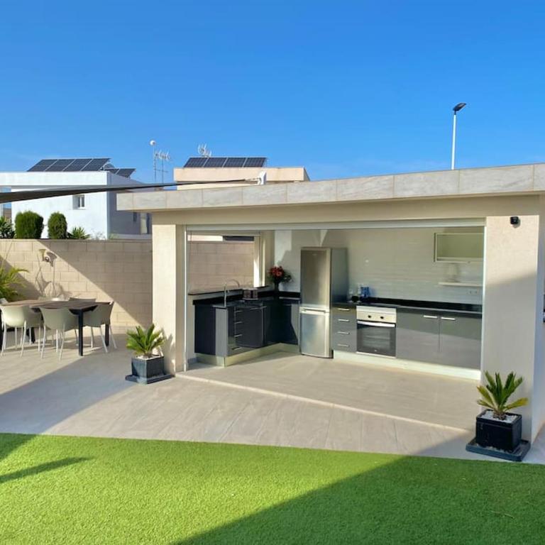 Casa Bella ~ Luxurious Villa in Alicante - Three-Bedroom Villa - 64