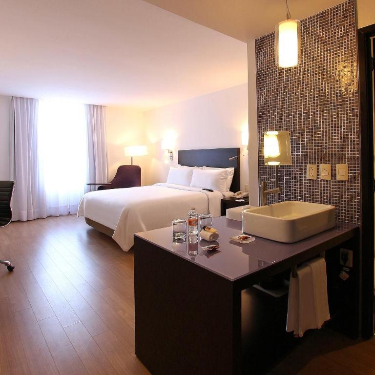 Fiesta Inn Express Naucalpan - Habitación con cama extragrande. - 5