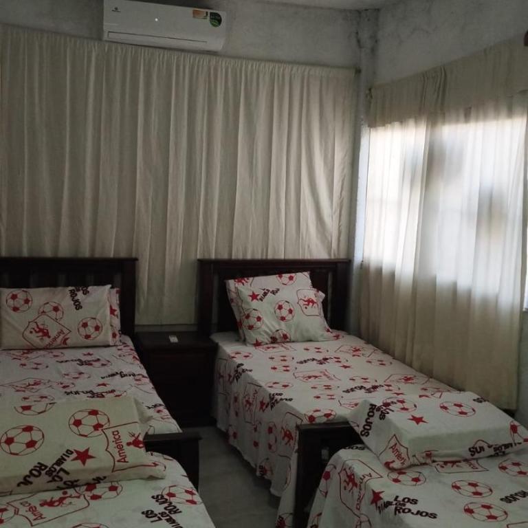 Villa Dilia Hostal - Quadruple Room with Private Bathroom - 11